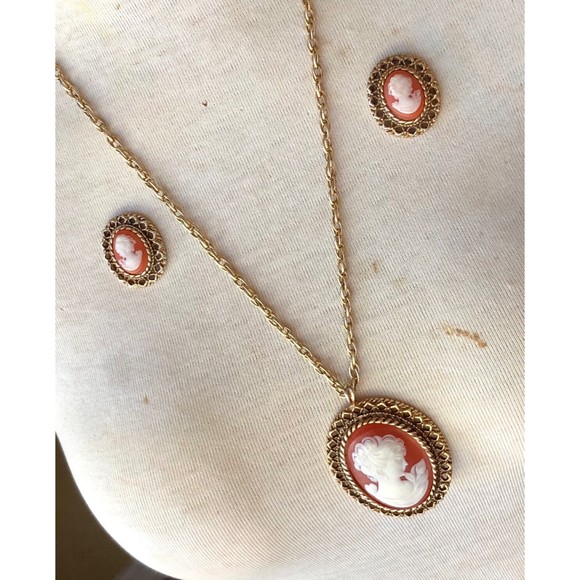 Vintage Statement Cameo Necklace & Earrings Set Gold Chain Resin 1970 - Picture 5 of 12